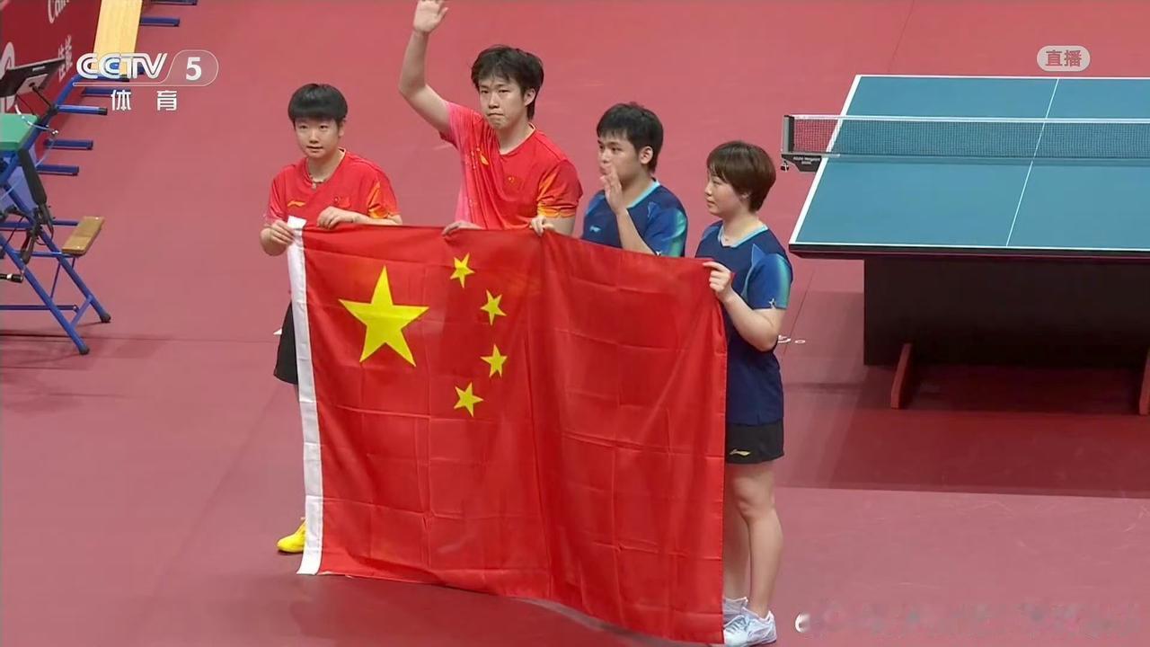 9月26日孙颖莎混双亚军感觉是有点不开心的，在比赛结束发现了孙颖莎表情很严肃，没