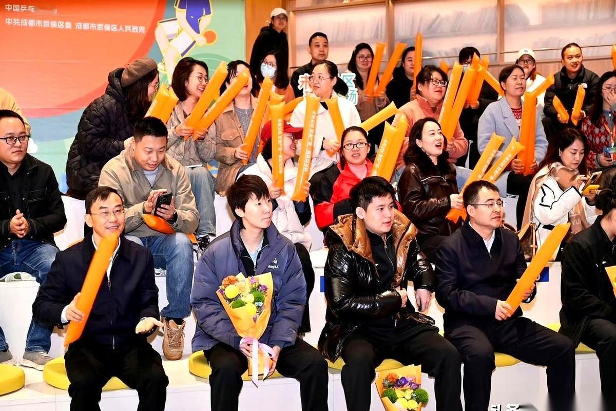 说真的，看到王曼昱笑得眼睛弯成月牙的那一刻，我恍惚了一下。平日里在赛场上那是眼