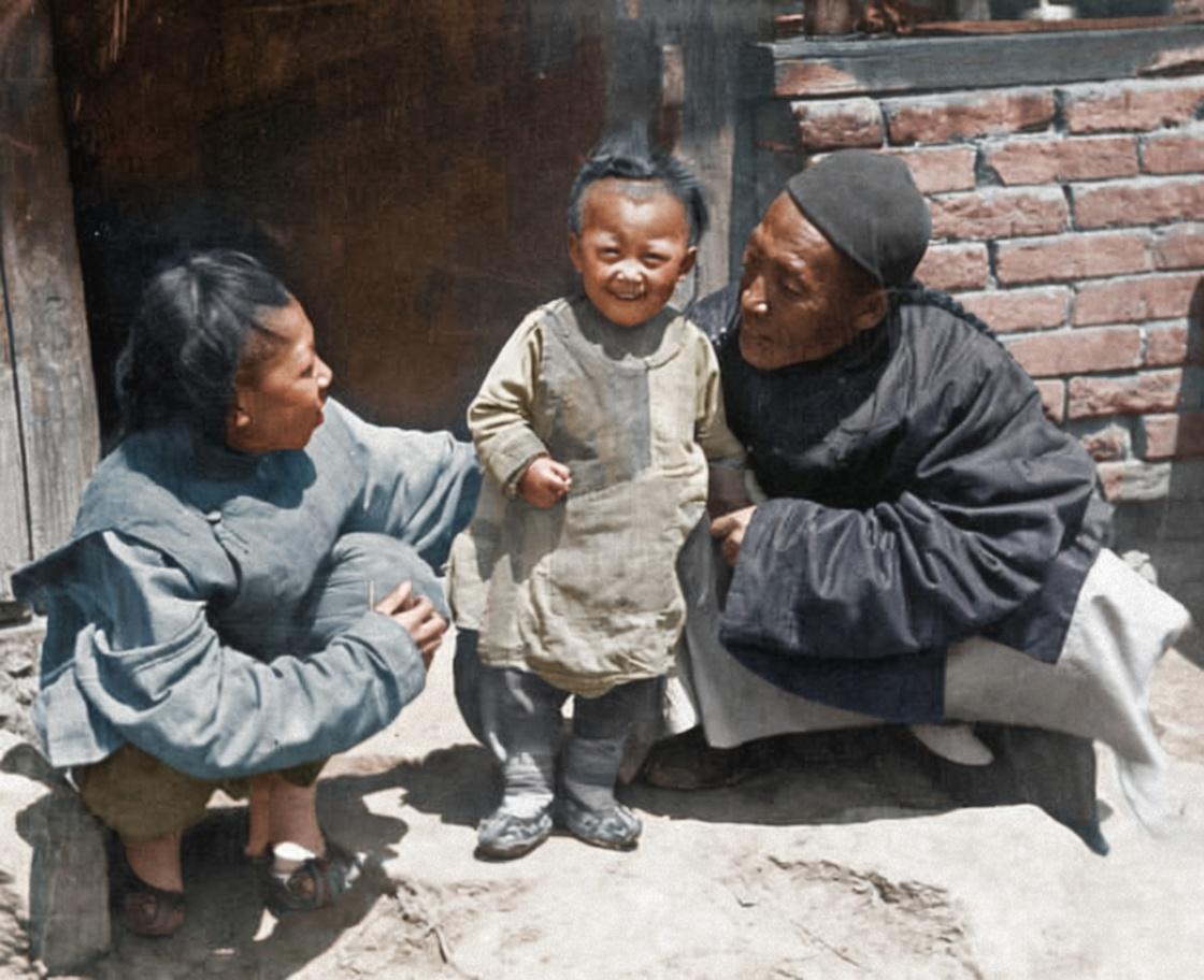 1904-1905年的奉天，正值日俄战争的硝烟笼罩东北大地之时，定格了一个普通家