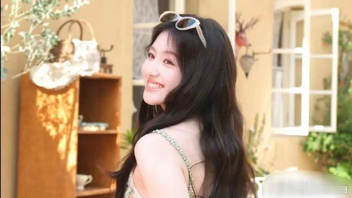李兰迪这惊艳回眸，氛围感拉满。那瞬间的灵动，让人不禁为之侧目，着实魅力难挡。​