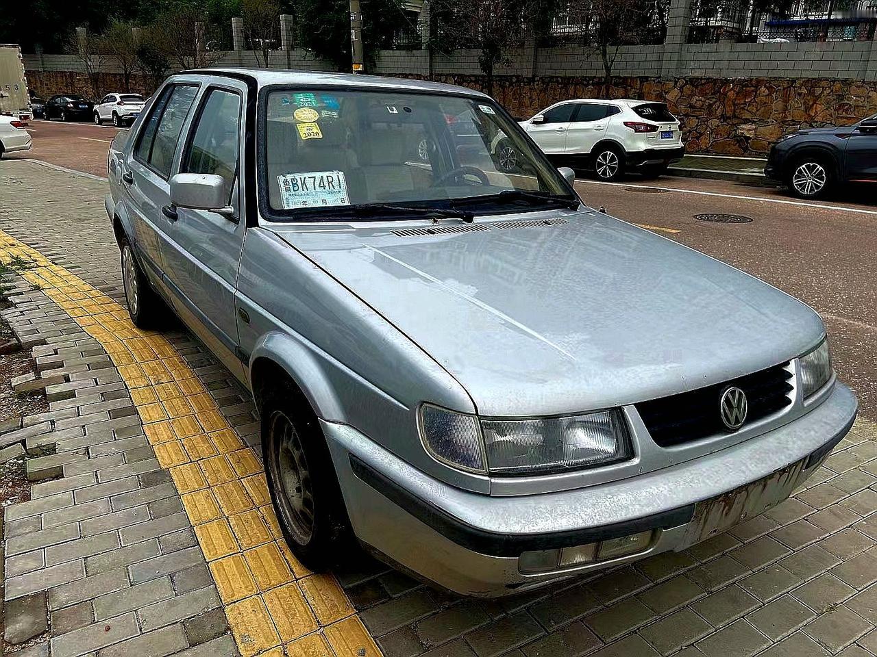 想当年电视剧里的当枪炮肯定是他呀。2002年方灯捷达。捷达可以说是咱们国人记忆里