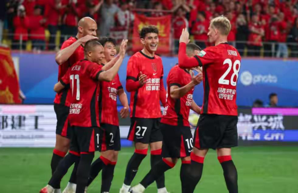 成都蓉城2-1击败云南玉昆，完全就是运气好，后防线太差了……！严格来说，成都