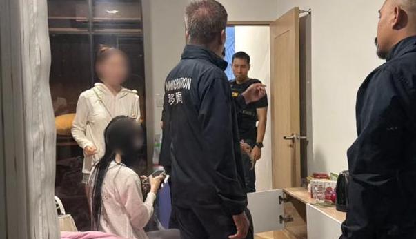 “泯灭人性！”泰国特警破门冲入一栋别墅时，最先听到的是铁链拖地的刺耳声响。屋内