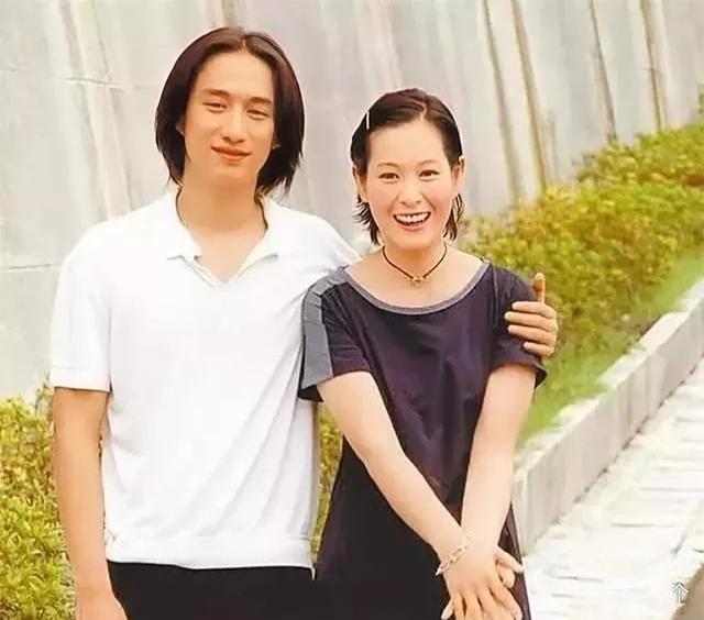 2004年，黄磊结婚前夜给刘若英打电话，说“要不我不结了”，刘若英回一句“去吧，