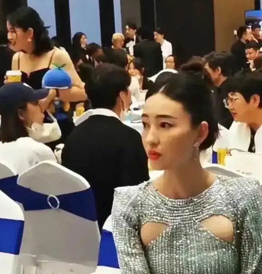 应该是设计师喝醉了，没有把尺寸量好。