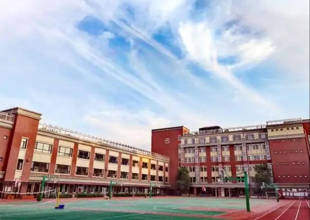 一位高中退休老教师说：“不要犟，能考985/211的孩子，90%都是从小学一路