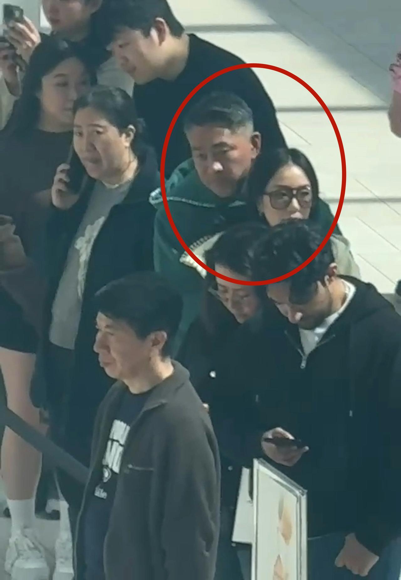 香港豪门大瓜！香港百亿千金的老公被拍到在国外背着妻子与年轻美女搂抱、贴脸，举止亲