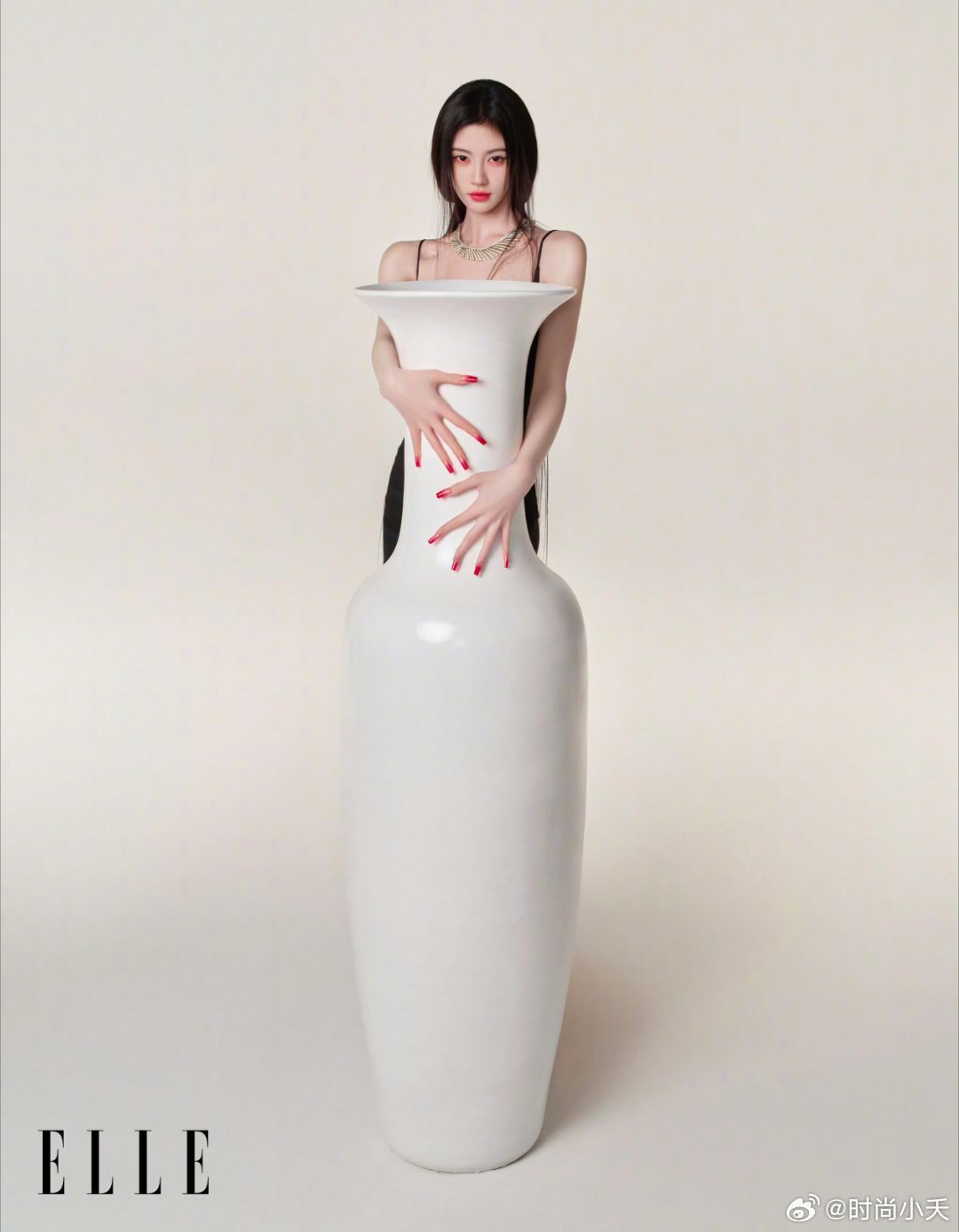 鞠婧祎ELLE四月刊正片惊艳，以中式美学重构传统IP，时尚商务双飞升，完成从偶像