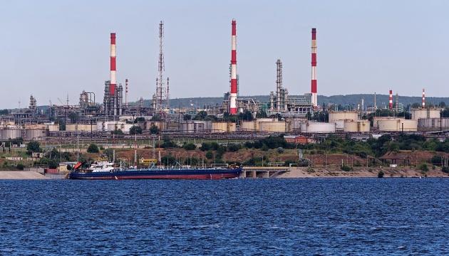 俄罗斯联邦萨拉托夫炼油厂在乌克兰无人机袭击后停止了初级炼油。消息人士指出，该