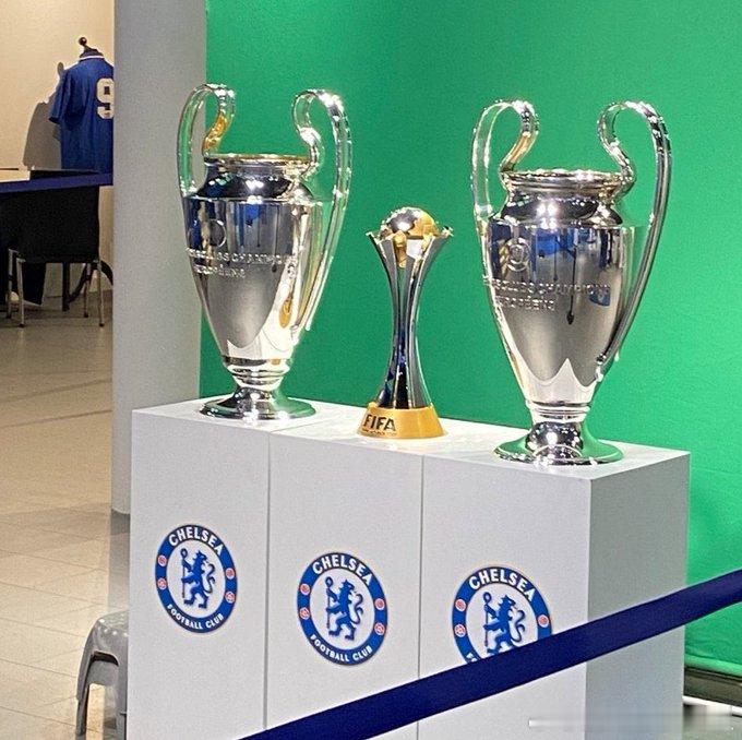 🚨突发新闻：据报道，切尔西将把所有奖杯都摆放在阿森纳球员必须经过的走廊里，相当