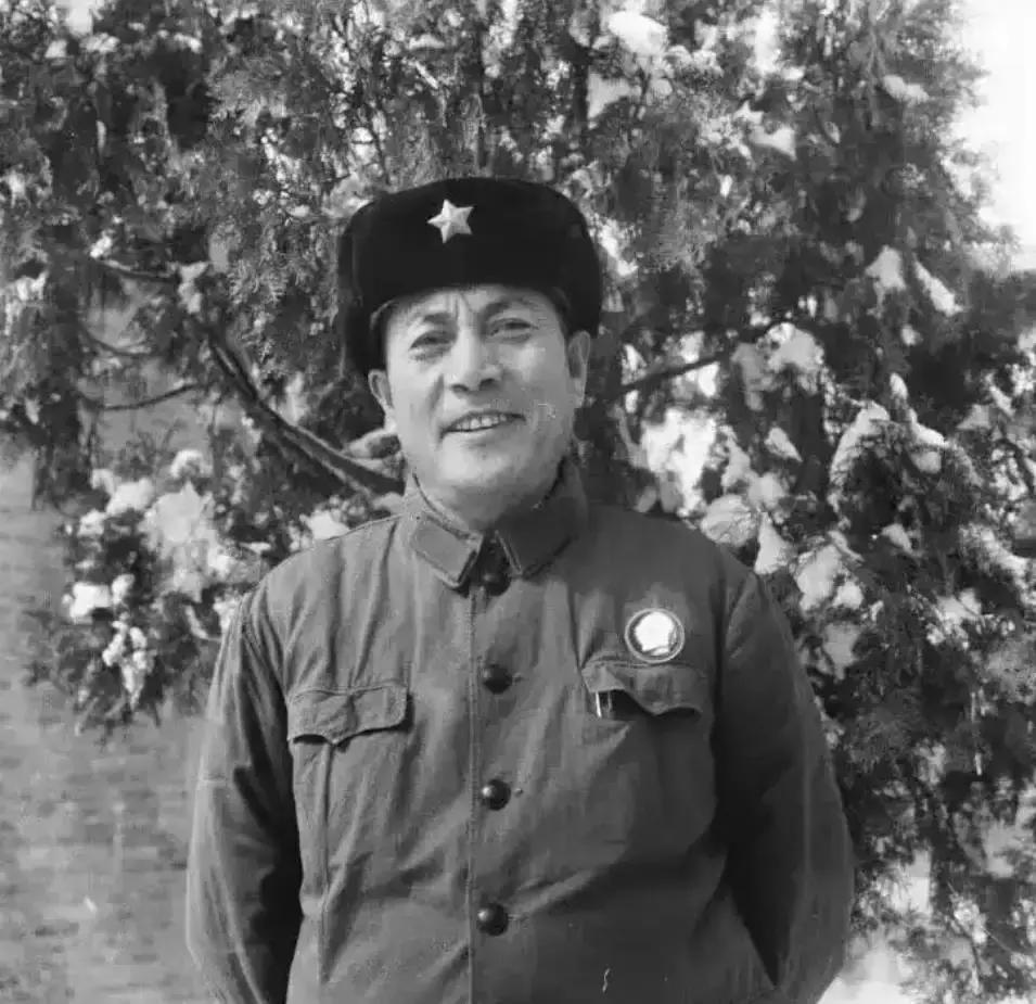 上世纪60年代，第38军113师副师长裴飞正上校进京汇报，前往总参招待所住宿。招