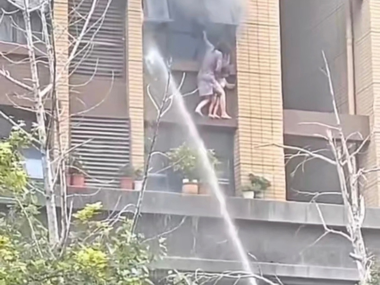 别骂连云港消防员了，他们确实尽力了。消防员兵分两路救援，一路喷水掩护，一路进楼破