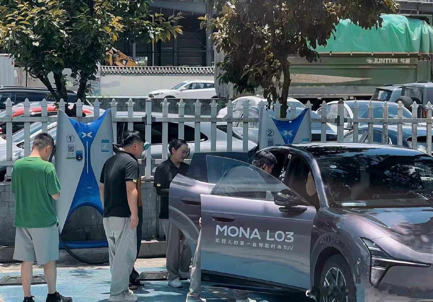 一车难求！小鹏MONA L03试驾挤爆门店，单次仅15分钟还排300多...