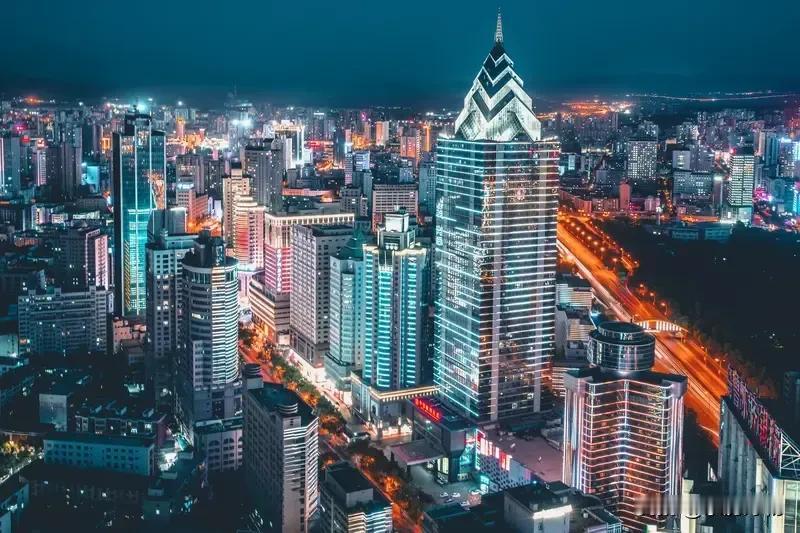 乌鲁木齐一夜之间变身“冰雪之城”！11月5日到6日，当地下了一场特别大的雪，35