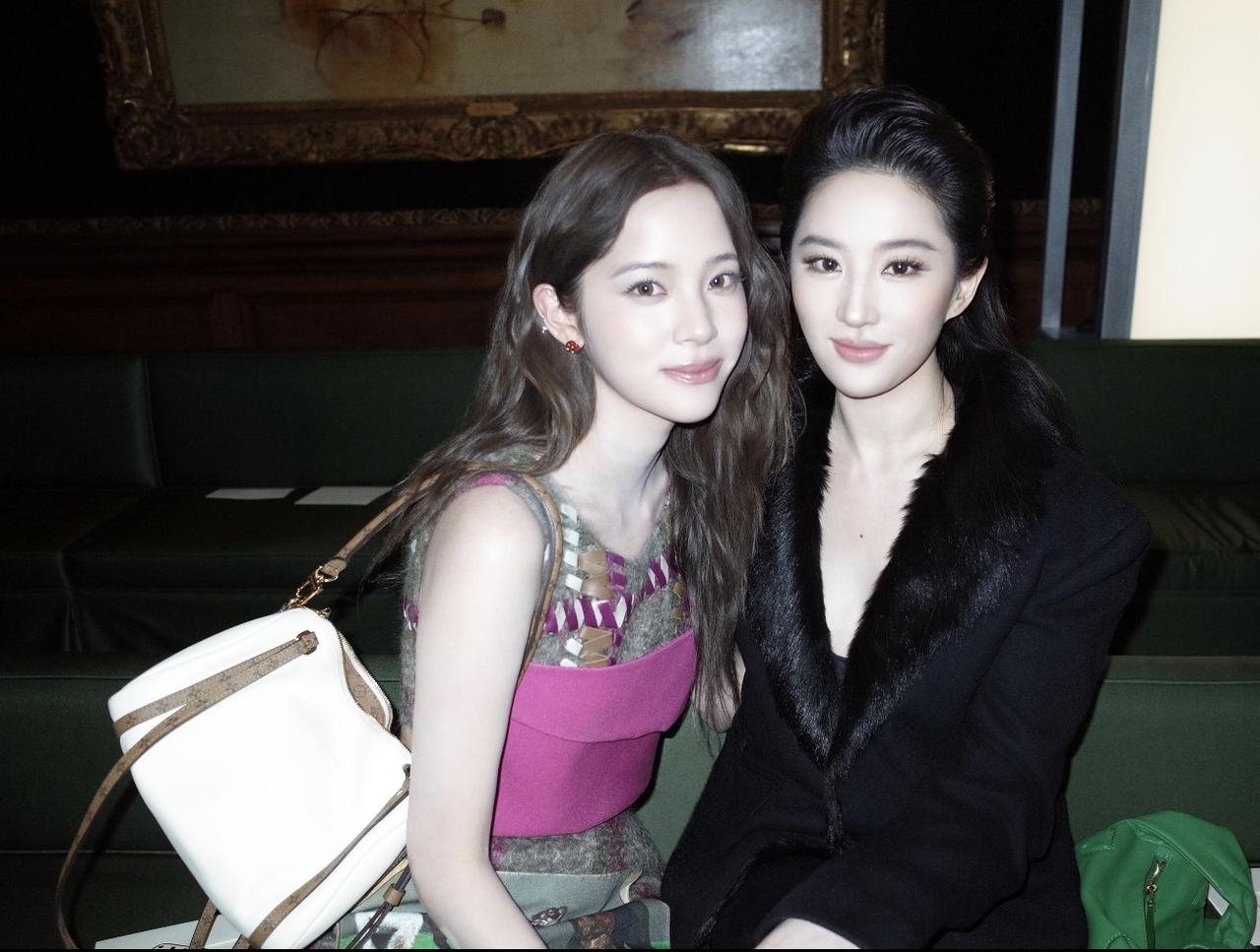 近日，刘亦菲与欧阳娜娜在某活动上合影，两人坐在一起的画面，真的好nice啊。
