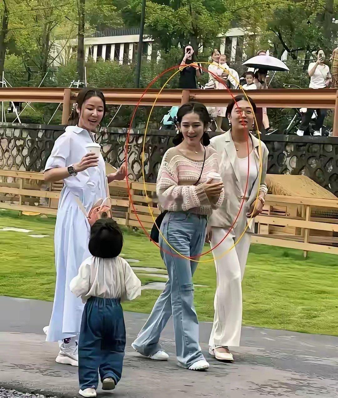 我的天，谢娜真人居然长这样​​​！其实普通人有美颜和滤镜应该也很美。​