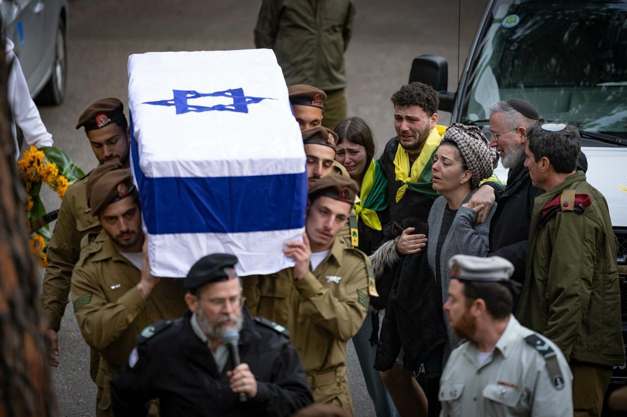 以色列国防军下士奥里·格林伯格在黎巴嫩南部对抗真主党的战斗中阵亡，他的葬礼在耶路