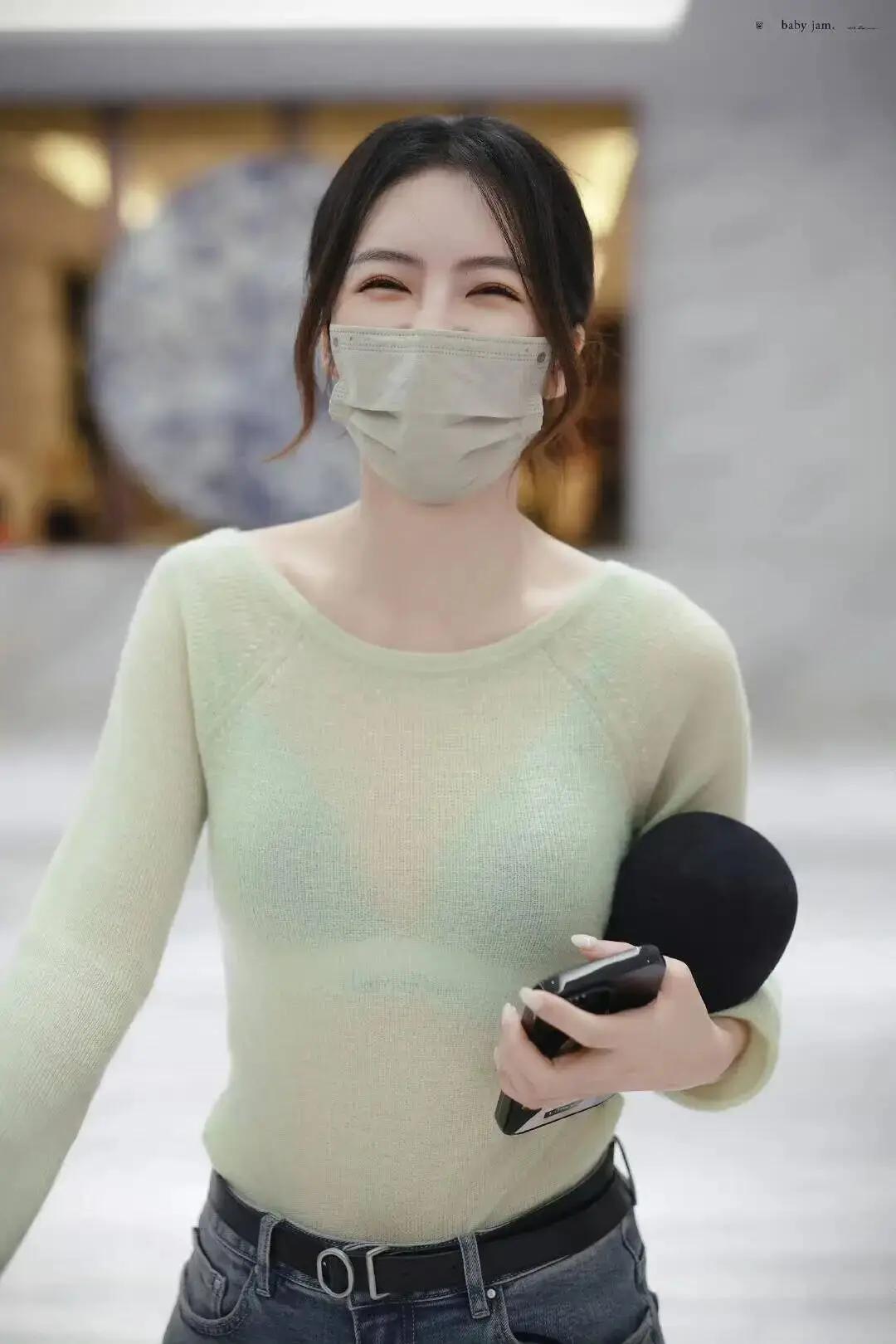 牛仔裤穿搭，很棒，戴着口罩都感觉到甜美微笑牛仔裤穿搭之美