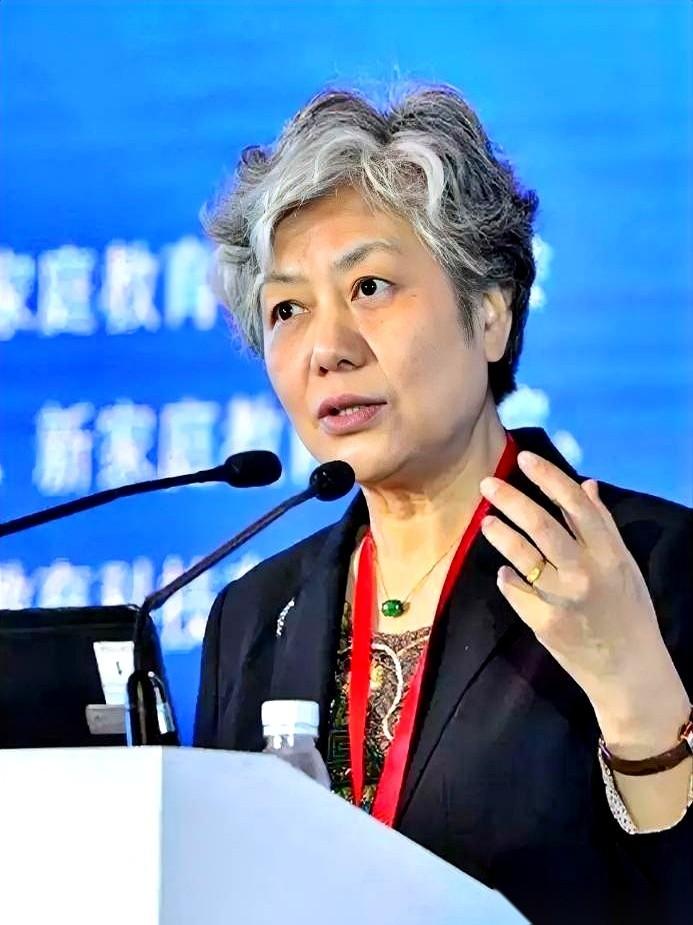 李玫瑾的一番话，直接揭开了无数婚姻里那层最尴尬的底裤。她直截了当地甩出一句：做老