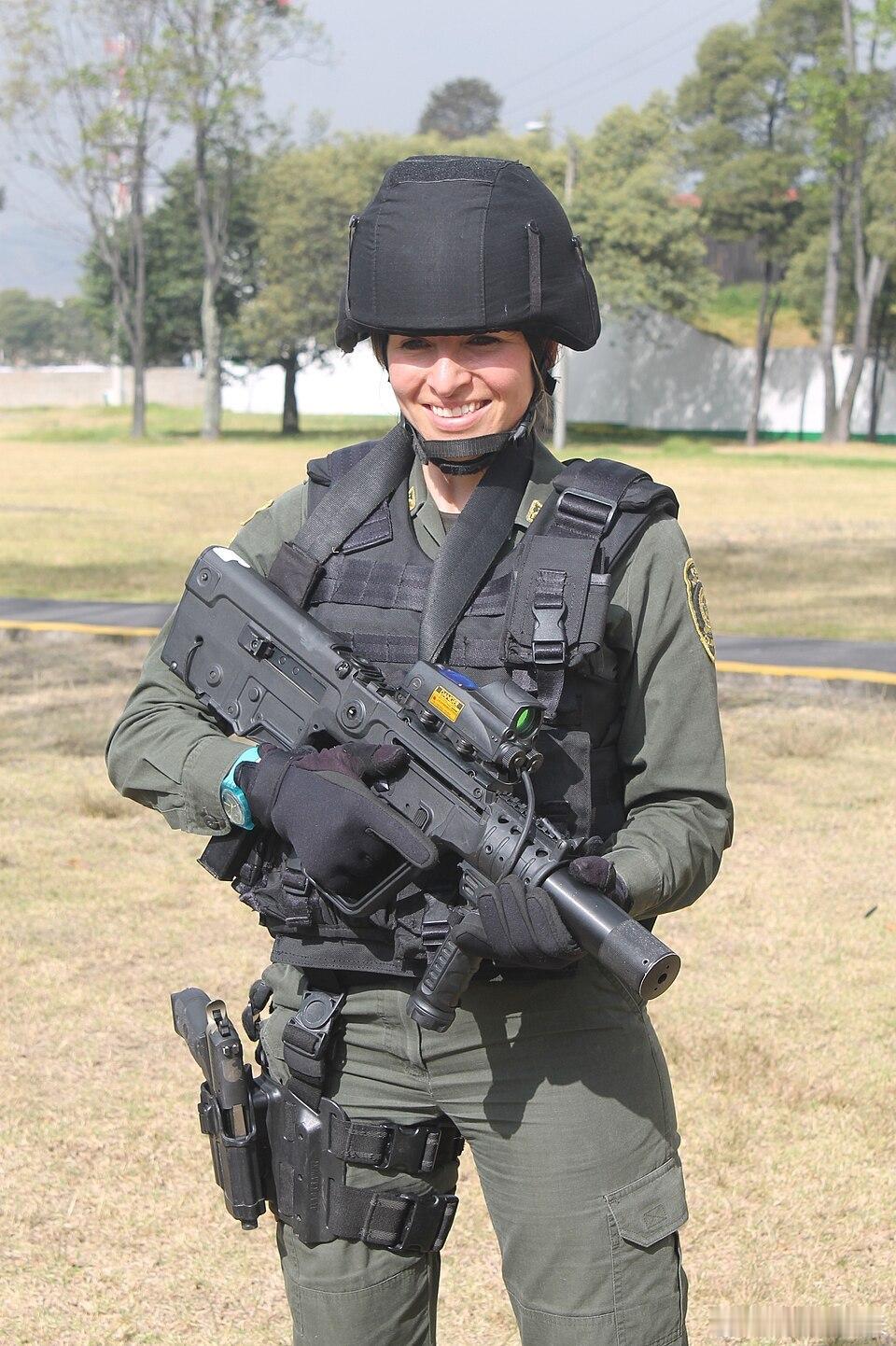 哥伦比亚女警手里是IWIX955.56毫米短管突击步枪——以军“塔沃尔”系列