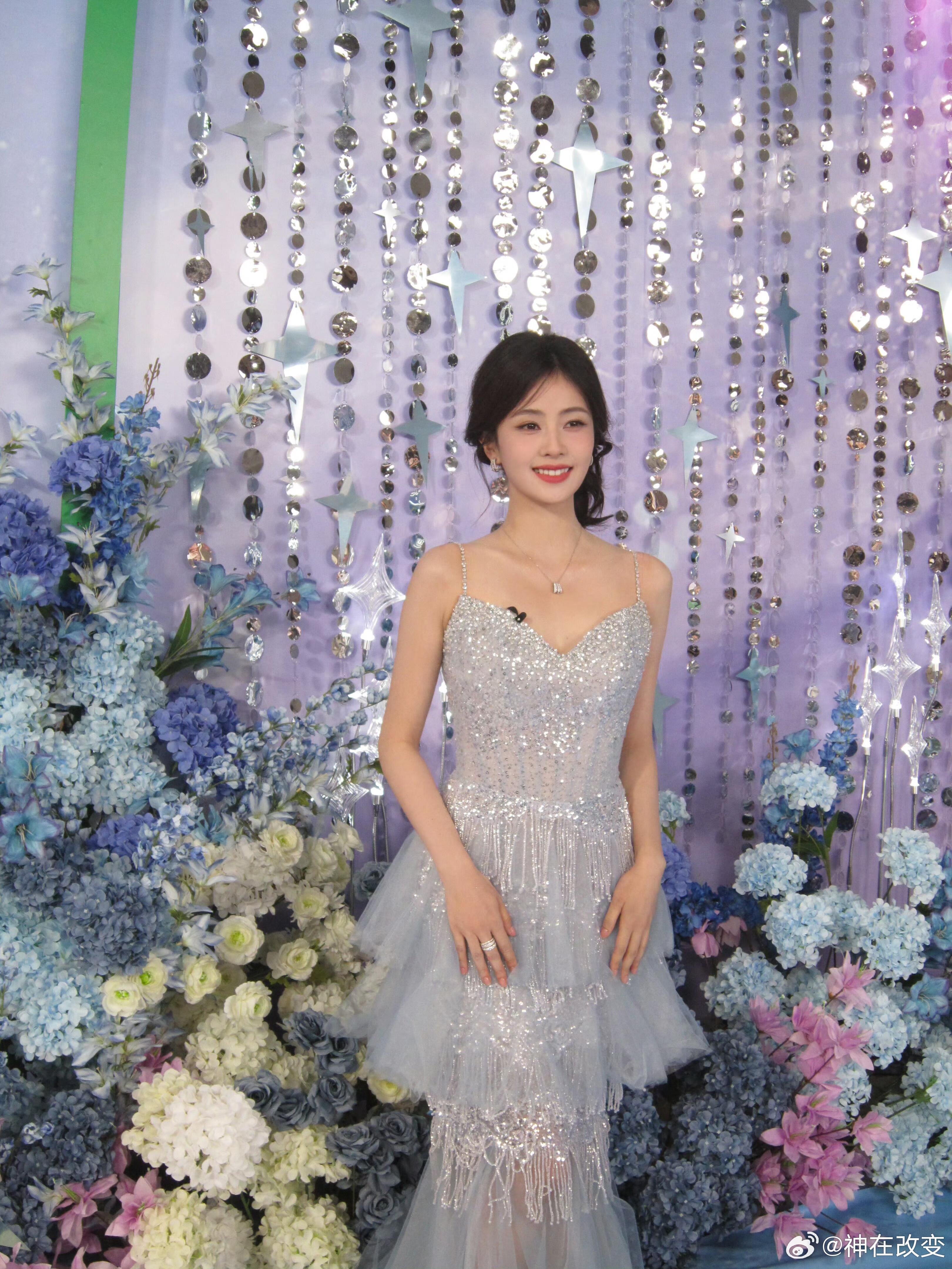 白鹿白鹿照片更新！白鹿好来全球品牌代言人！白鹿｜