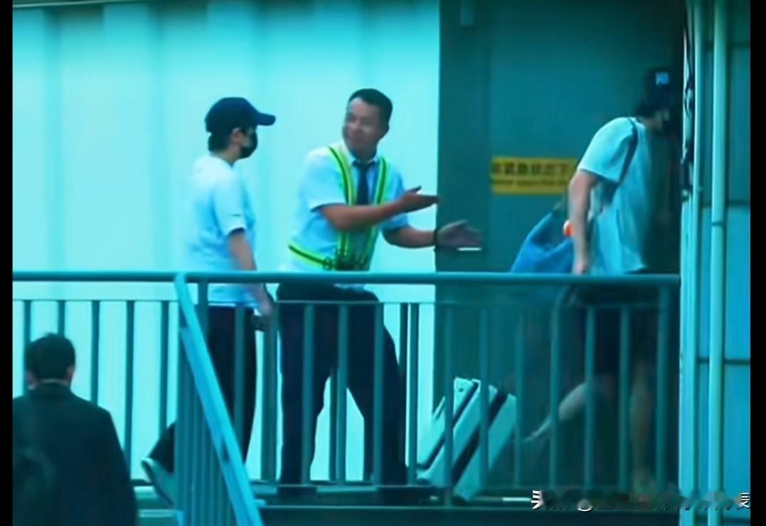 太搞笑了，机场小哥这恭恭敬敬的有请姿势[呲牙笑]！莎莎一来，都得龇个大牙乐。别说真