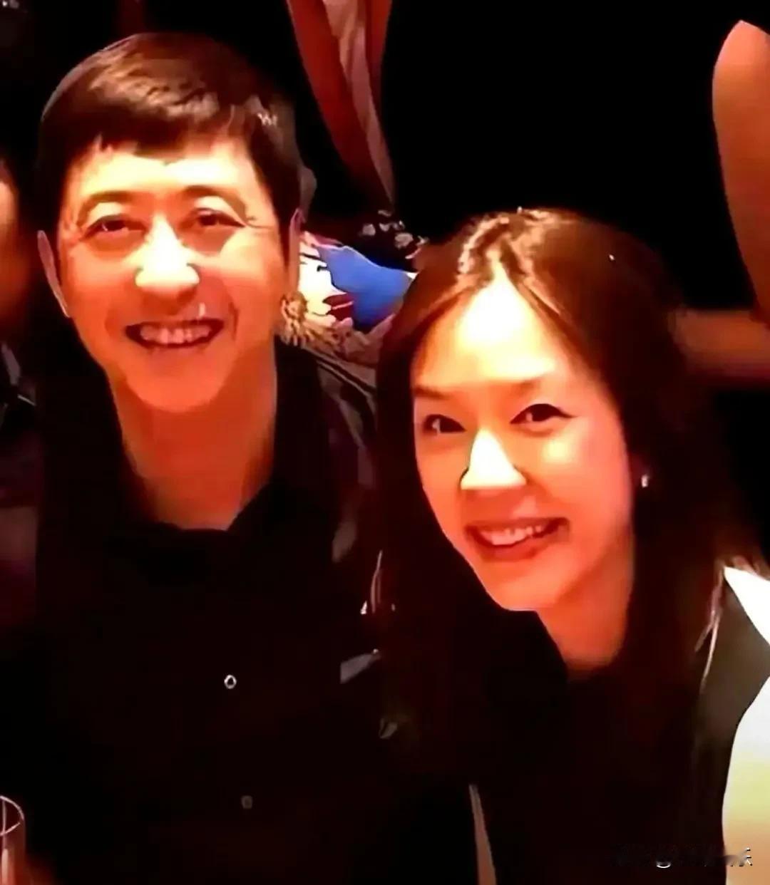 张学友演唱会香港终场，64岁庾澄庆带老婆张嘉欣来捧场。歌神就是歌神，现场炸了，还