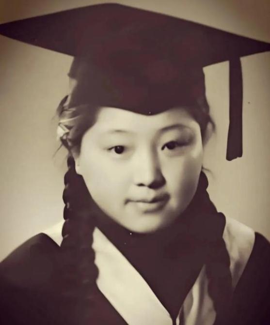1968年，钱三强赴陕西视察，在厕所里看见一个女人正低头扫地。他当场崩溃大哭："