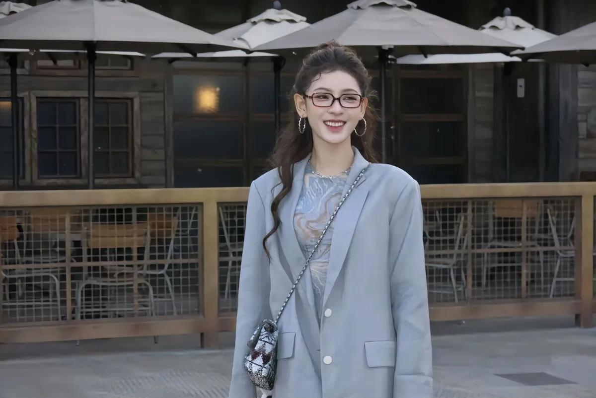 一直很奇怪，按照张予曦这张脸，她不该那么不火呀[哭哭]我觉得以前看她演亲爱的公主
