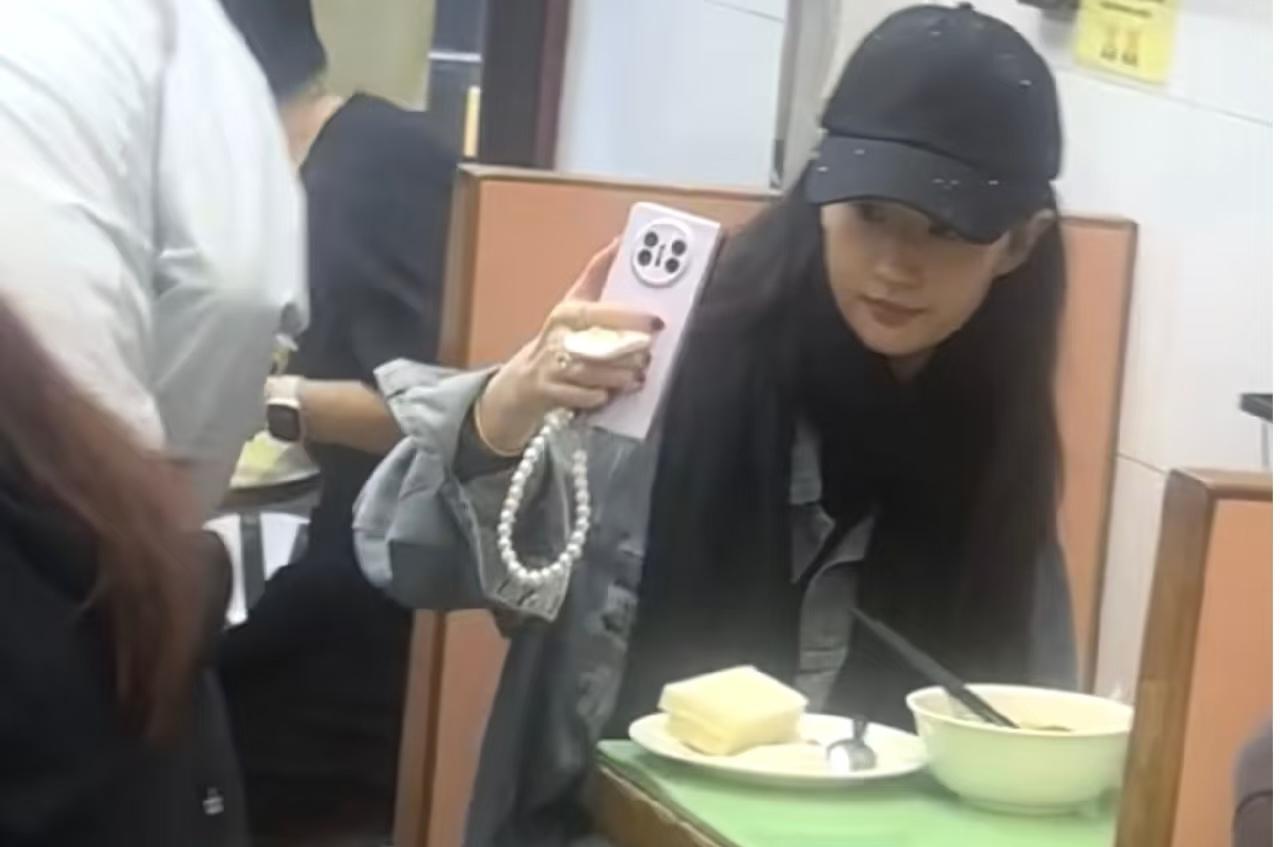 刘亦菲独自一人坐在香港一家小餐馆吃牛肉面，几乎素颜的妆容看起来非常年轻，一点