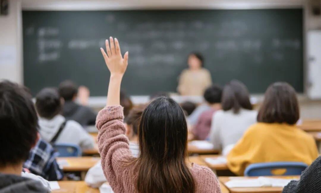 我曾经的师范同学中，如今过的最幸福的，是个姓杨的女同学。她任教于一所县城实验小