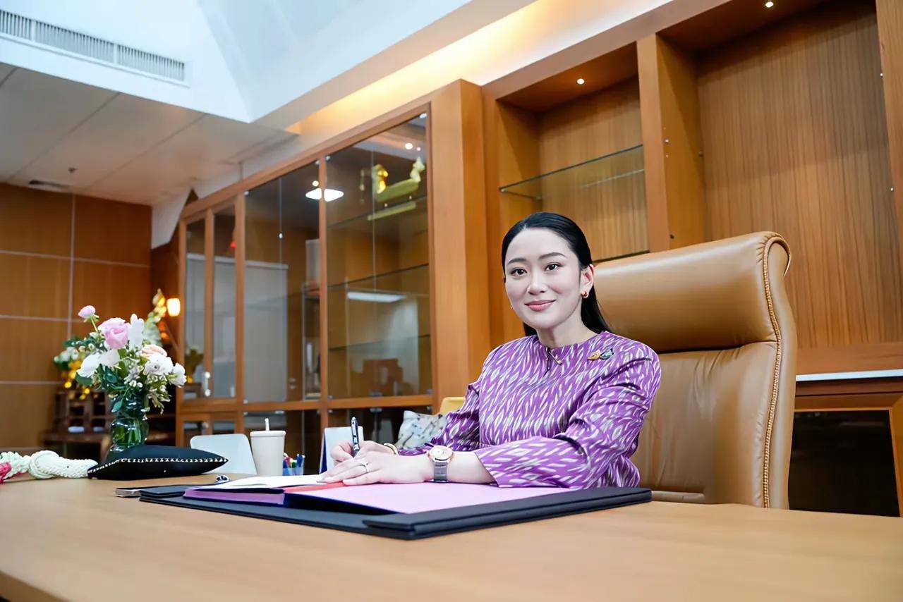 佩通坦文化部长最新办公照新鲜出炉！没想到停职令还没捂热，佩通坦就已公开到另一部门