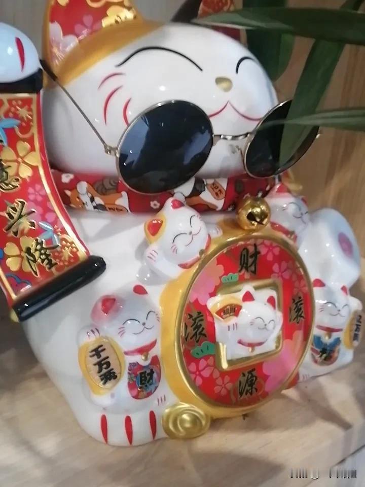 楼下张叔属蛇，平时闷不吭声，大伙都觉得他老实木讷。上次邻居家孩子忘带钥匙哭半天，