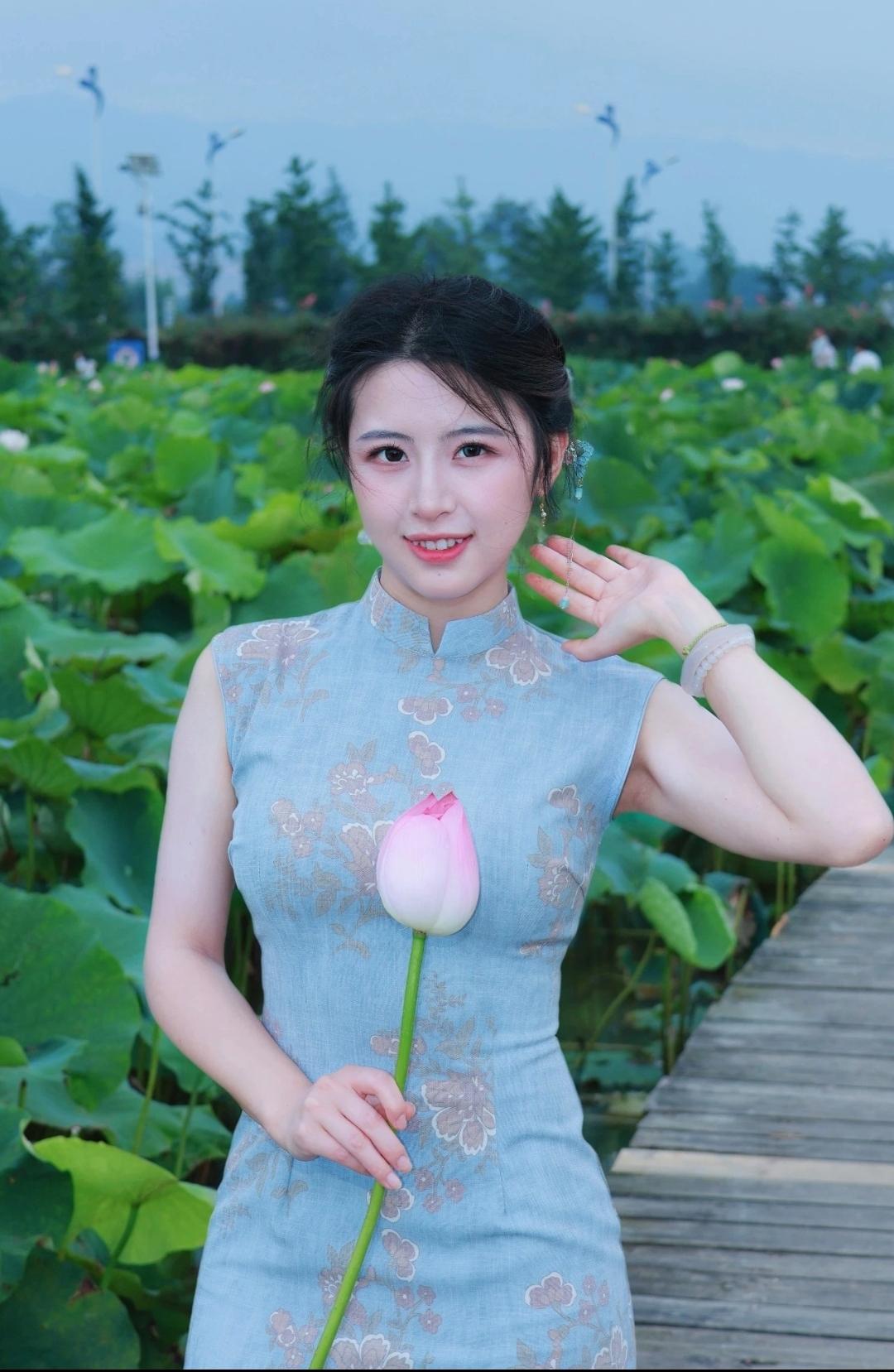 分享一张你在户外拍摄的美照吧国风穿搭风格，端庄大气。夏日户外荷花别样红，景色美丽