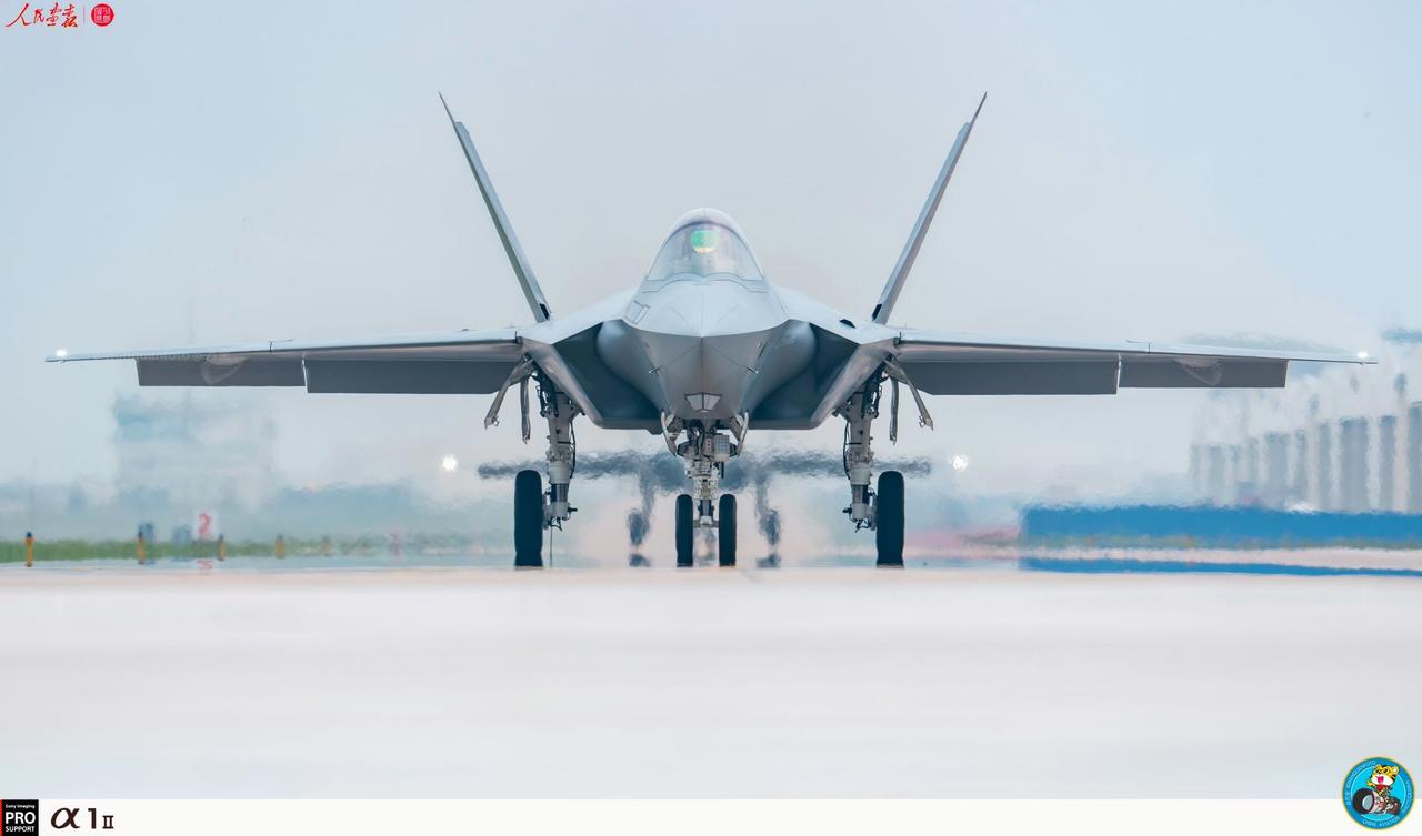 同角度对比滑行中的PLAN现代固定翼舰载飞机的正脸，J-35、J-15T、KJ-