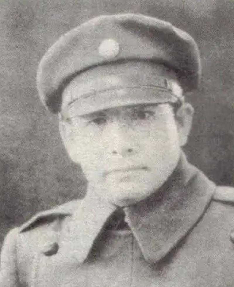 1947年，孟良崮战役爆发。孟良崮的山风里，还夹着74师榴弹炮的哑火声。