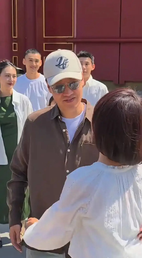 48岁袁泉穿白裙嫩得像少女，一见面就紧抱辛柏青不撒手，看他从丧妻之痛慢慢走出来网友直呼看哭了​