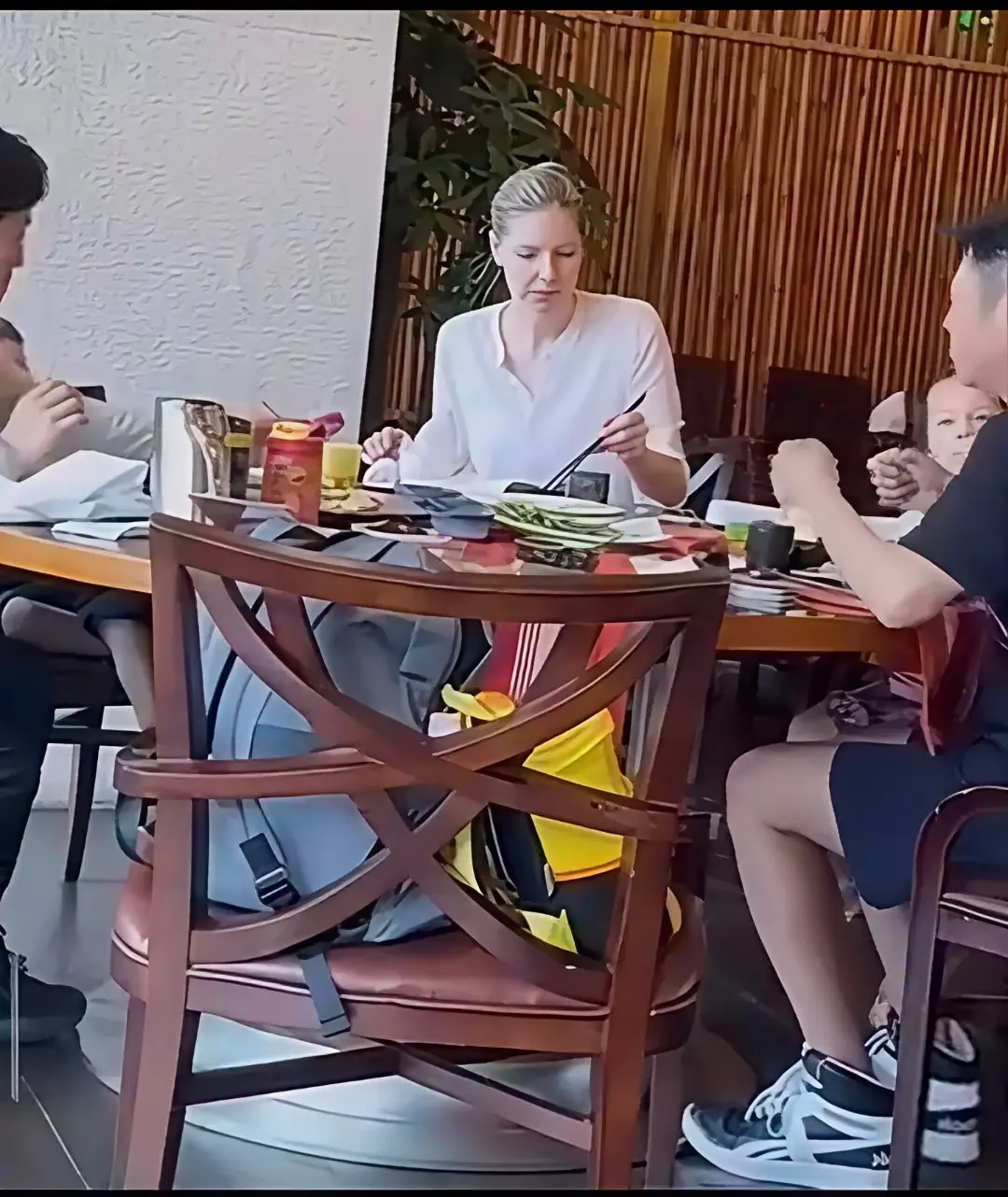 撒贝宁妻子，看上去老了很多，总感觉她和小撒在一起不是很般配。