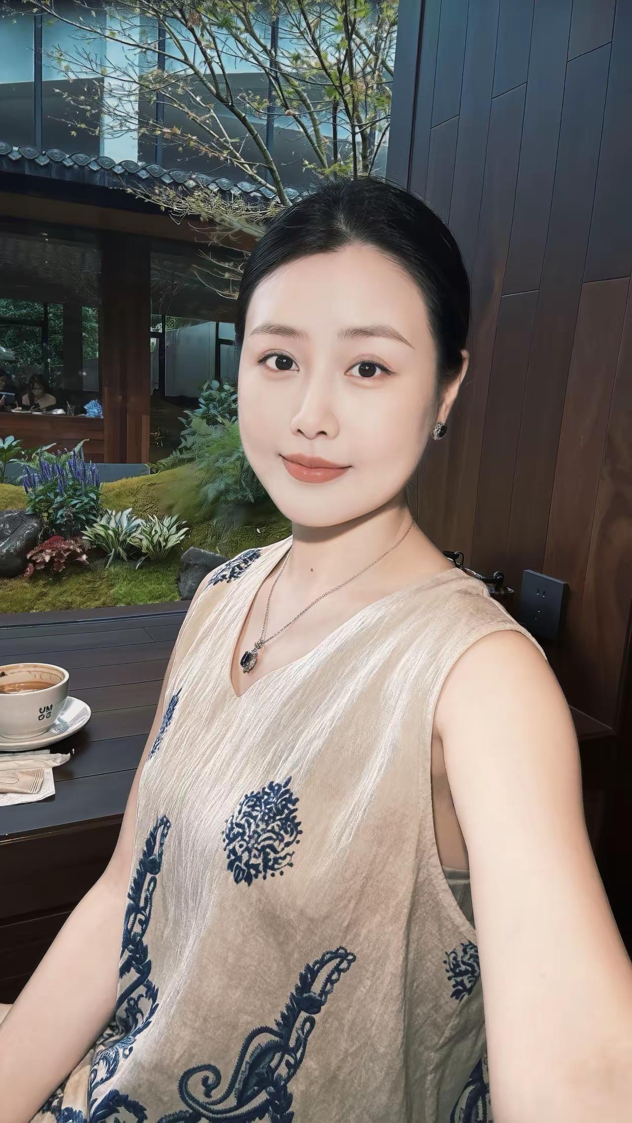 悠闲午后，咖啡与绿植相伴，享受宁静时光。