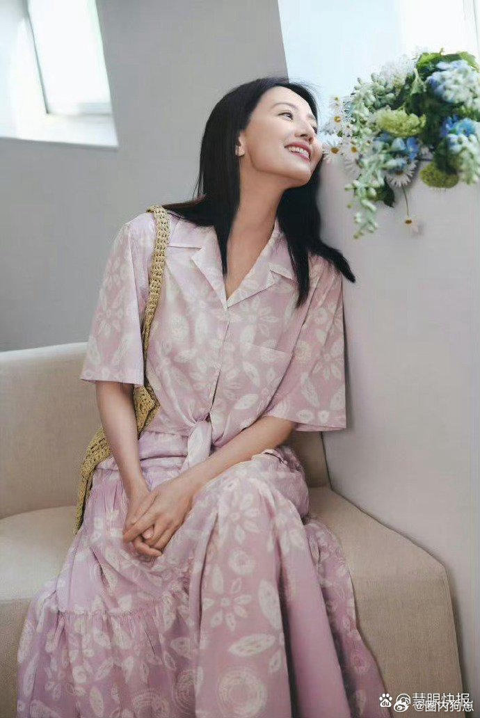高圆圆美得浑然天成，清甜浅笑温婉治愈，格外抚慰人心