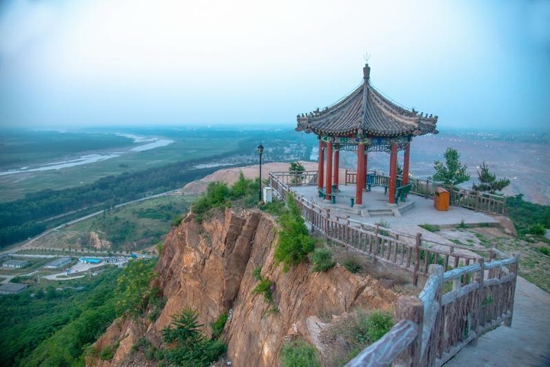 再说岩山。今天又给我好好的上了一课。还以为今天能继续反弹，早上就想再做一次T