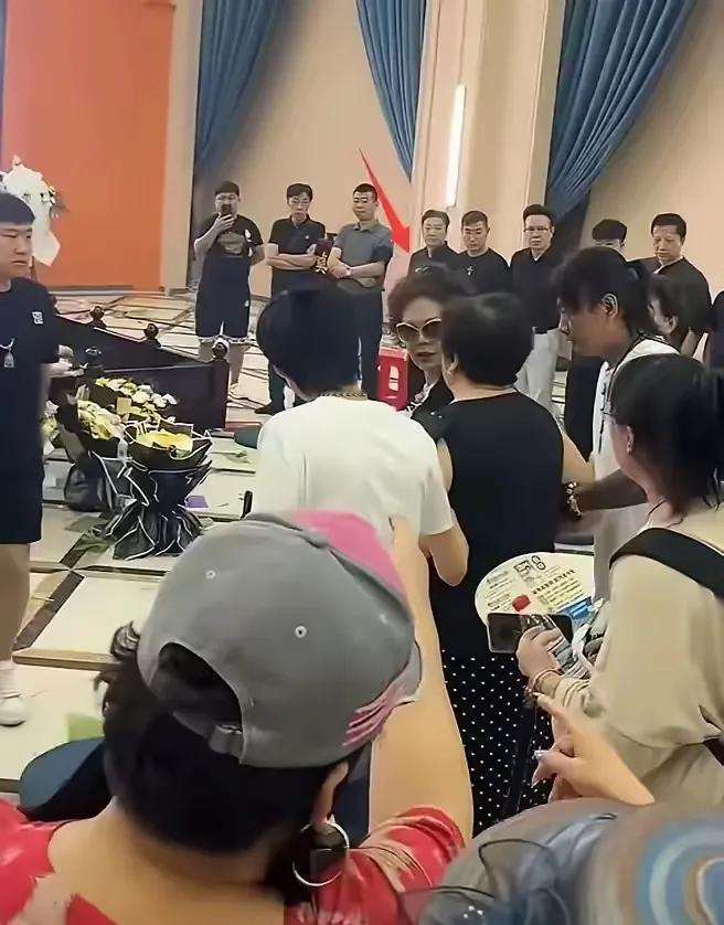 杨少华老爷子葬礼有个奇怪的现象，好像相声界有头有脸的人物好像都没来吊唁。按理说杨