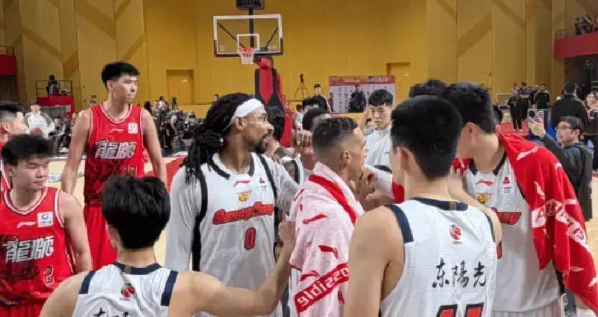 篮板球跌到联盟第14位，杜锋却悄悄试训了一个2.13米的巨人。朱芳雨已经行