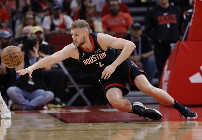 饼皇陨落！火箭弃神射留卡佩拉酿苦果，内线遭浓眉完爆陷两难