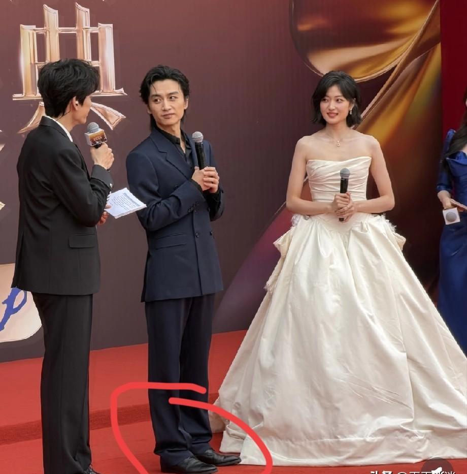 男演员身高不够？陈晓直接把“增高鞋”踢出了片场。和他搭戏的女演员，名单堪称“