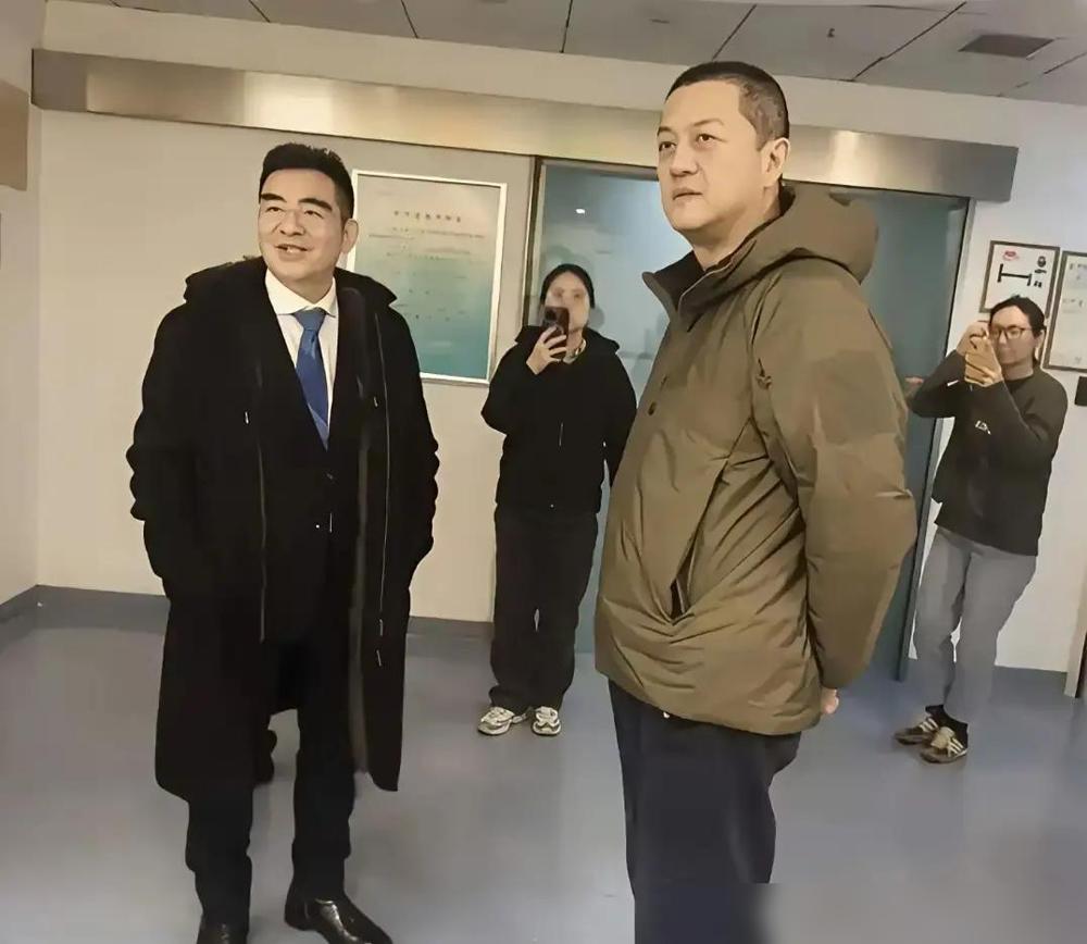 李亚鹏那件漏毛的羽绒服，比他本人更吸睛。2014年的旧款，在镜头前撑了整整十