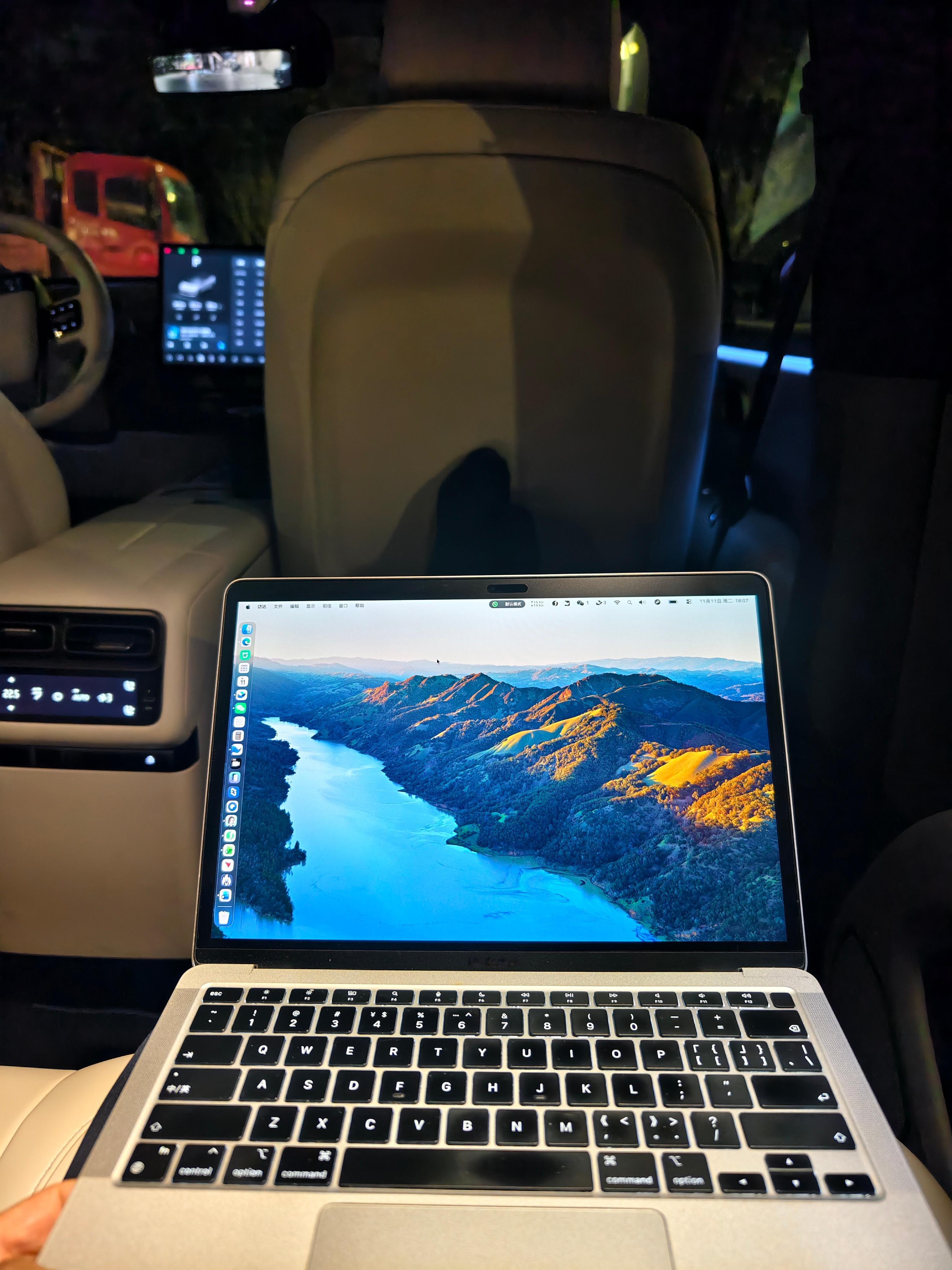 开接老婆下班，先享受一会儿皇后椅办公下，坐着还真是舒服，有脚托就是不一样。