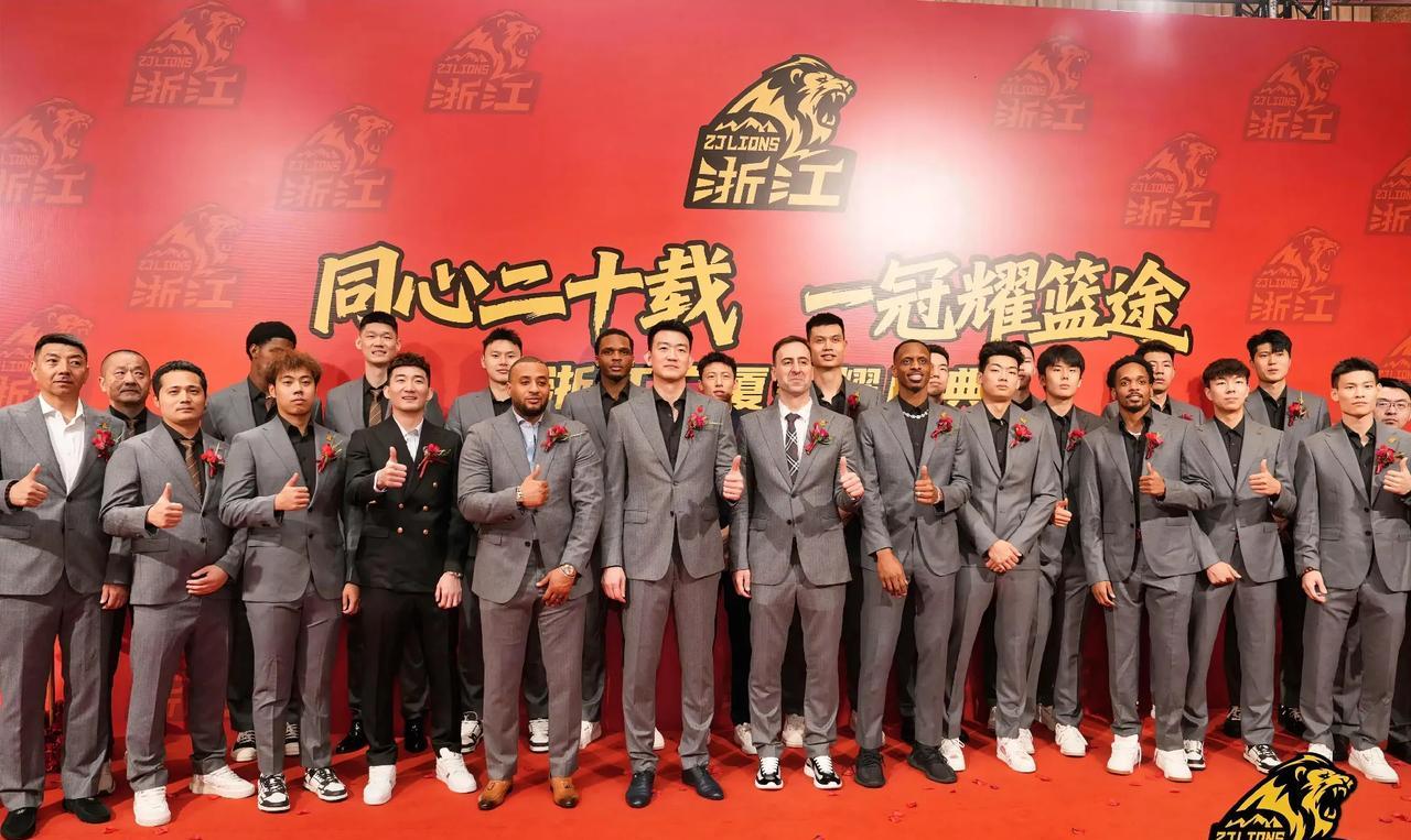 从拍照站位观察球员性格！广厦庆功宴昨晚举行，作为俱乐部最大的功臣全体教练组与球
