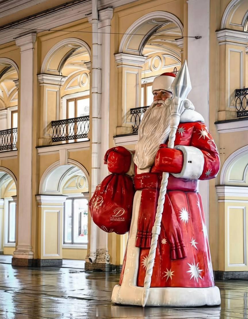 🎅圣彼得堡新年装饰季已正式开启。按照传统，作为活动序幕的圣诞老人雕像已在百货