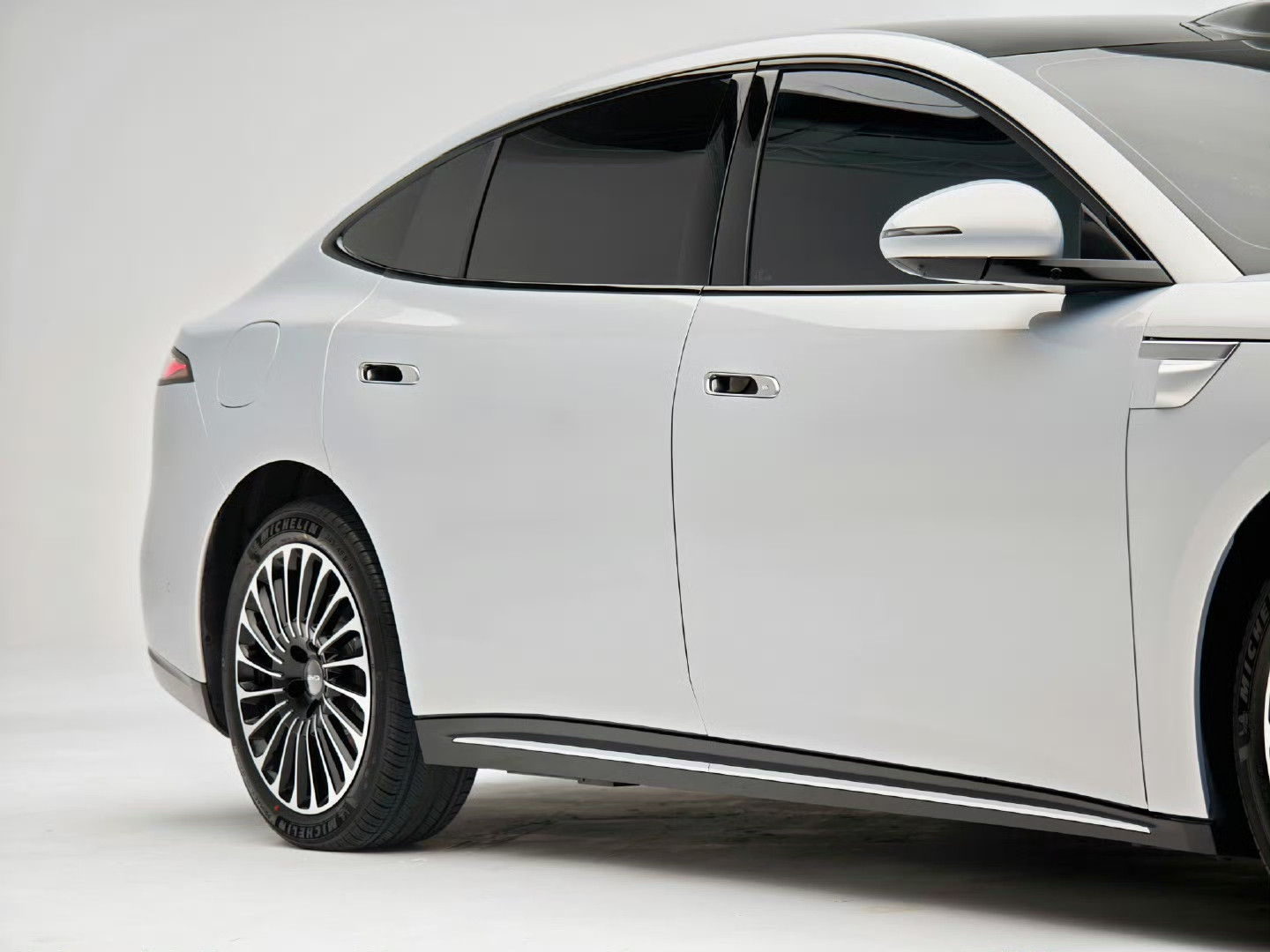 这是比亚迪最好看的轿车车型了吧！海豹08是比亚迪海洋网冲击高端的一个最新作品